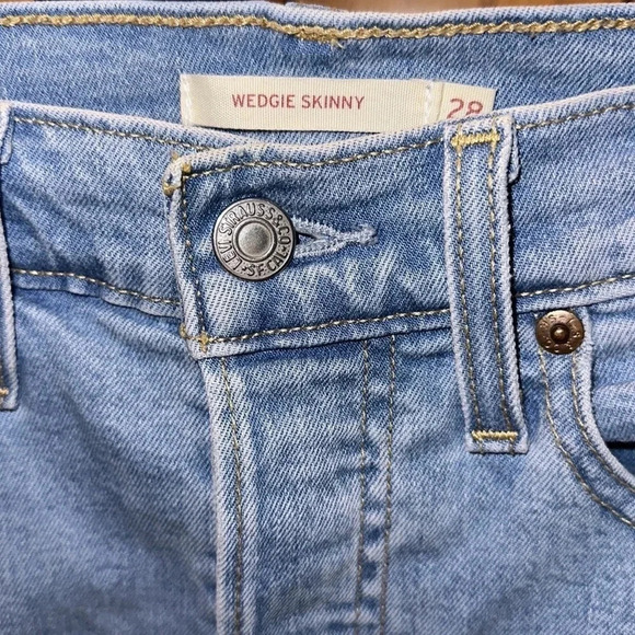 Levi's Light Wash Wedgie Skinny Size 28 - Picture 7 of 7
